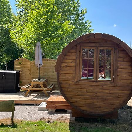 Tonneau Herbergement Insolite Au Camping Des Nieres Ebreuil Buitenkant foto
