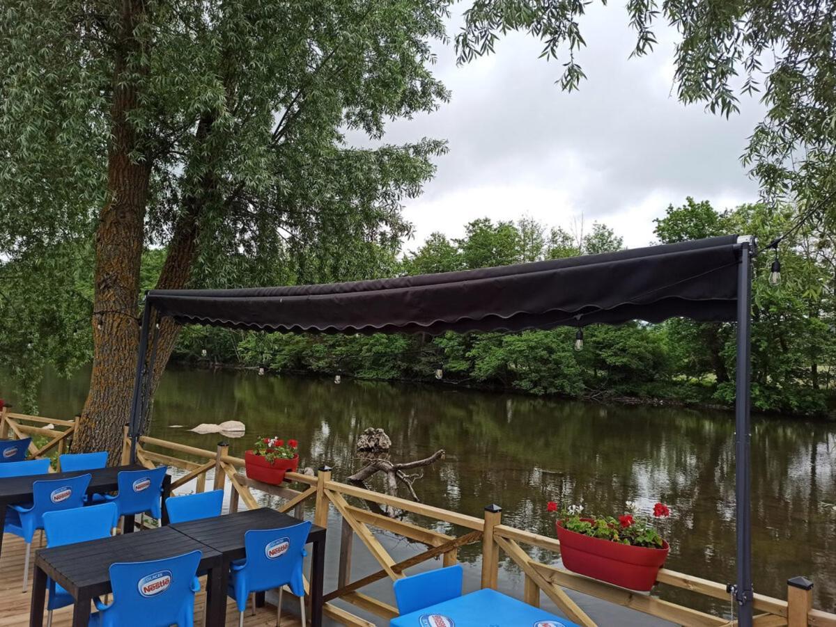 Tonneau Herbergement Insolite Au Camping Des Nieres Ebreuil Buitenkant foto