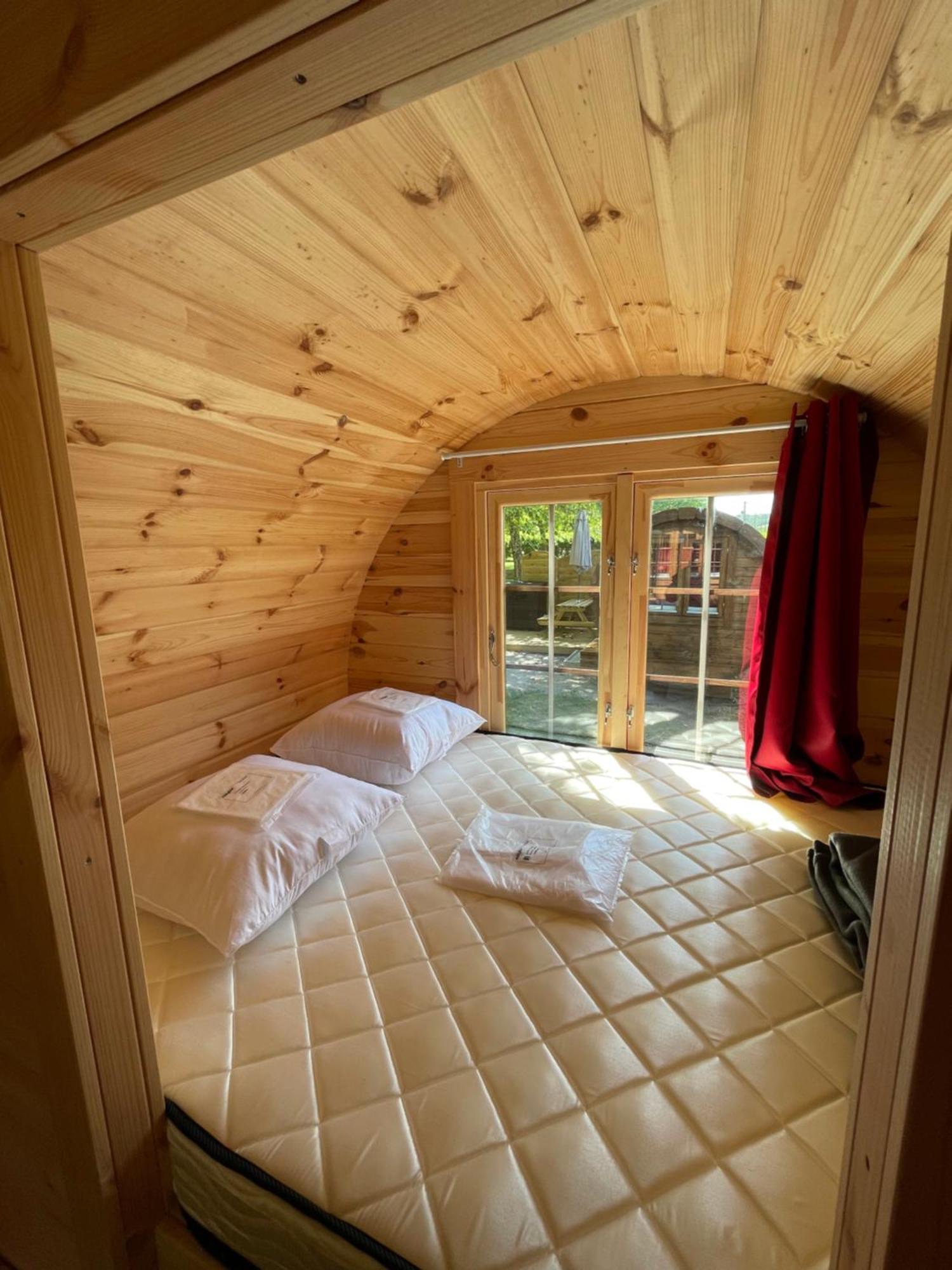 Tonneau Herbergement Insolite Au Camping Des Nieres Ebreuil Buitenkant foto