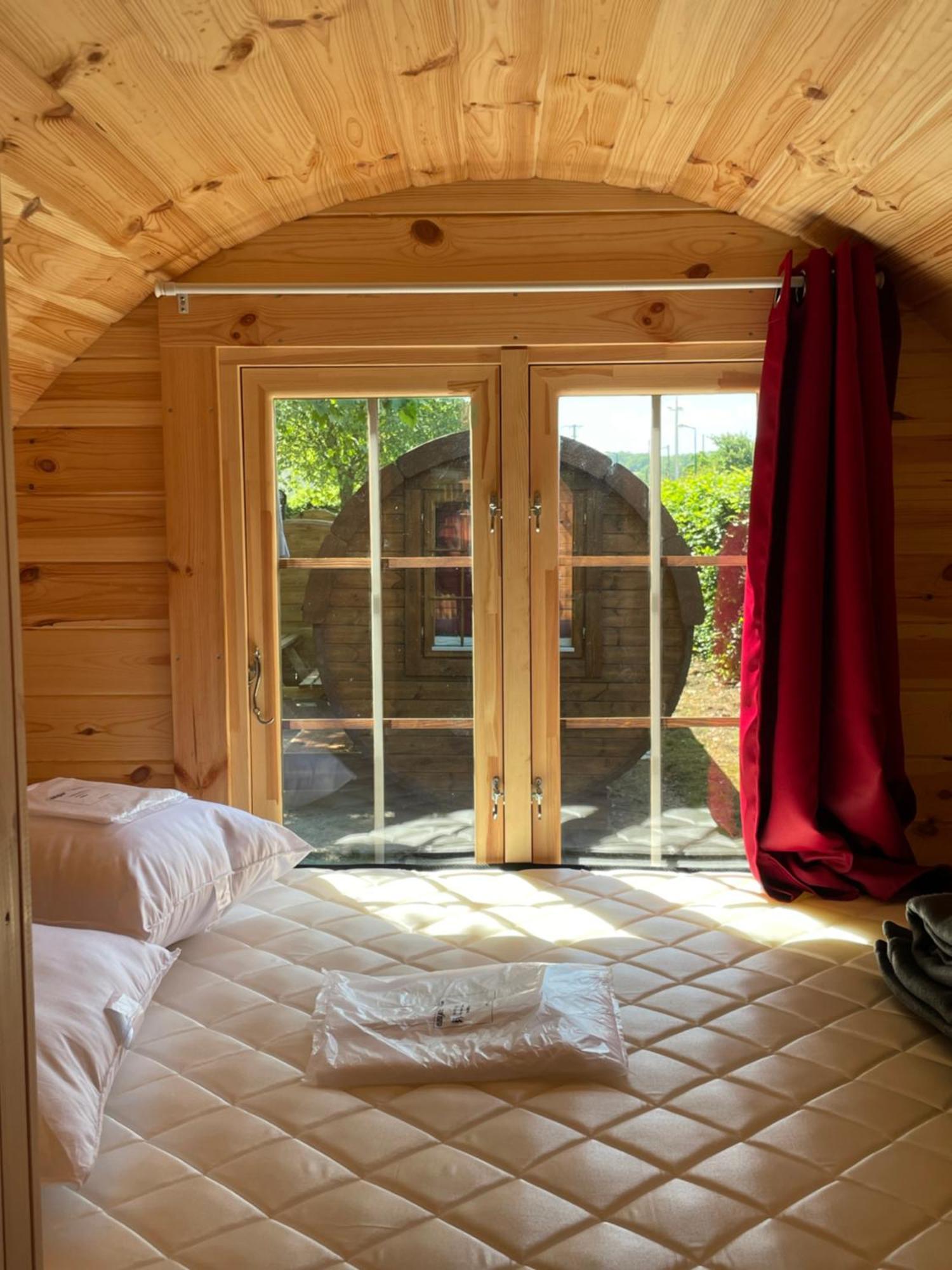 Tonneau Herbergement Insolite Au Camping Des Nieres Ebreuil Buitenkant foto