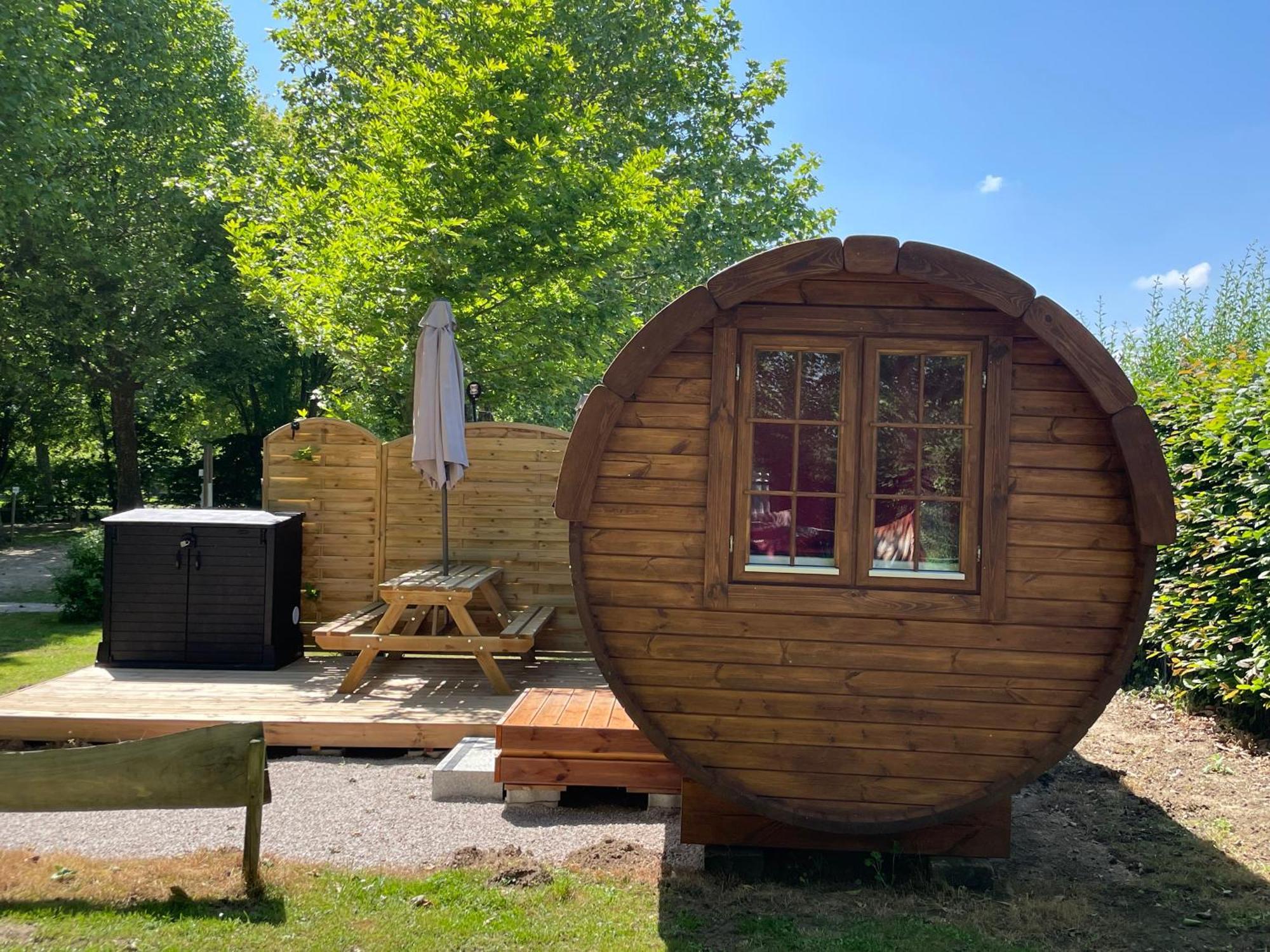 Tonneau Herbergement Insolite Au Camping Des Nieres Ebreuil Buitenkant foto
