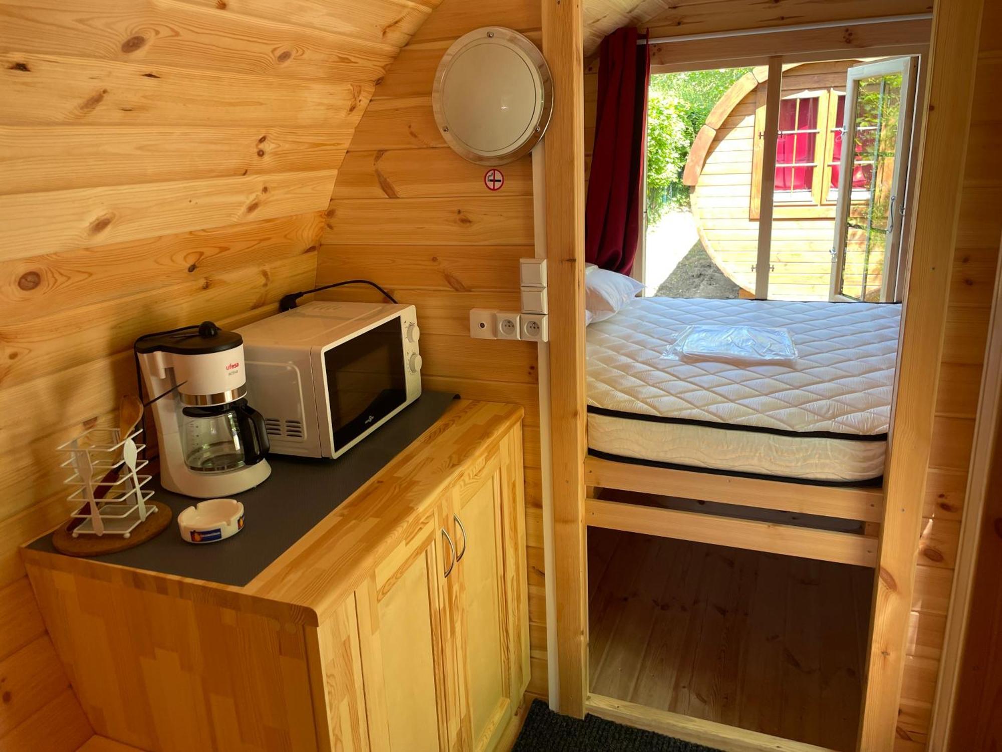Tonneau Herbergement Insolite Au Camping Des Nieres Ebreuil Buitenkant foto